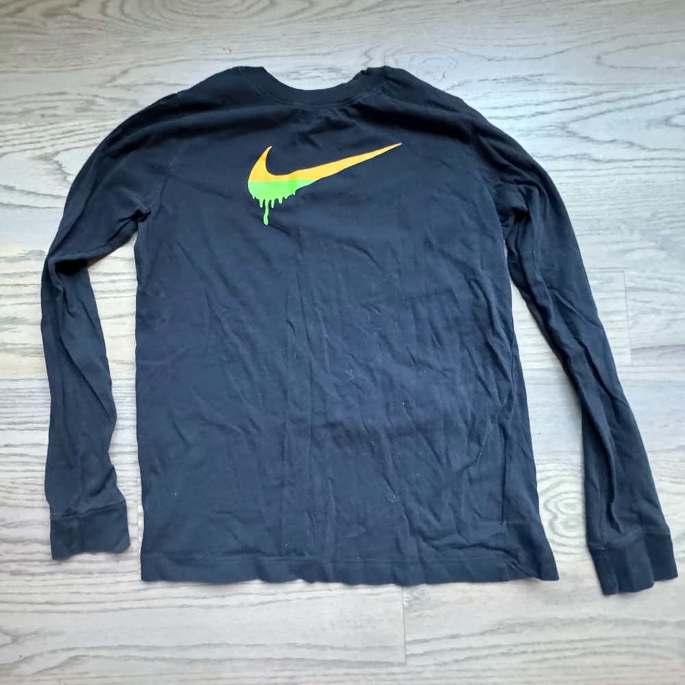 Nike long sleeve shirt. Size: XL Youth.
